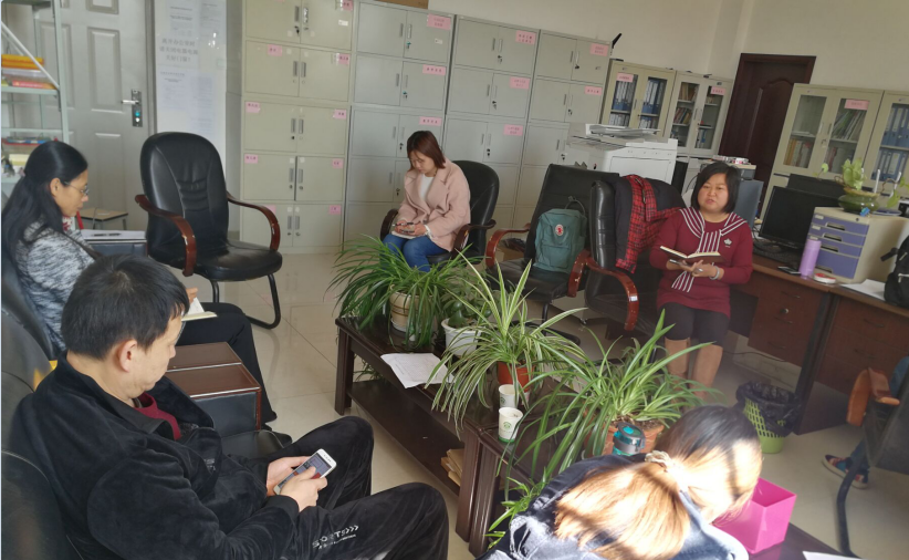 思想政治理论课教学科研部直属党支部学习《中国共产党支部工作条例（试行）》