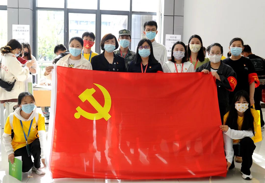 互联网技术学院党总支党员带头助力迎新工作顺利完成